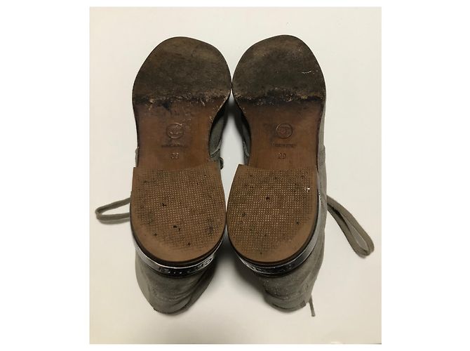 Stivali da combattimento Chanel in scamosciato grigio con logo CC Silver hardware - vista 15