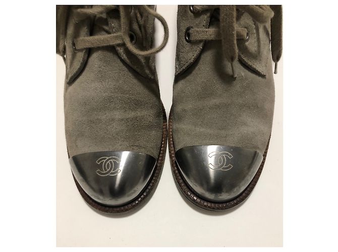 Stivali da combattimento Chanel in scamosciato grigio con logo CC Silver hardware - vista 16