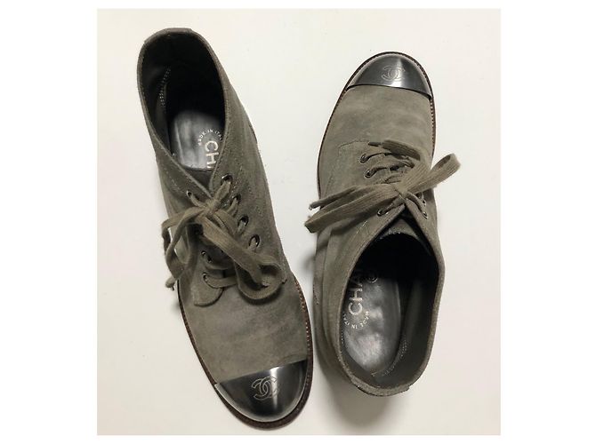 Stivali da combattimento Chanel in scamosciato grigio con logo CC Silver hardware - vista 17