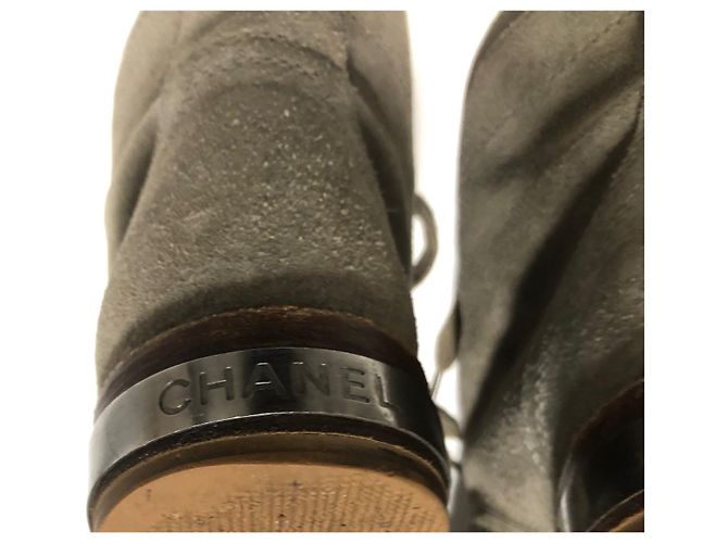 Stivali da combattimento Chanel in scamosciato grigio con logo CC Silver hardware - vista 18
