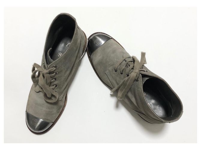 Stivali da combattimento Chanel in scamosciato grigio con logo CC Silver hardware - vista 19