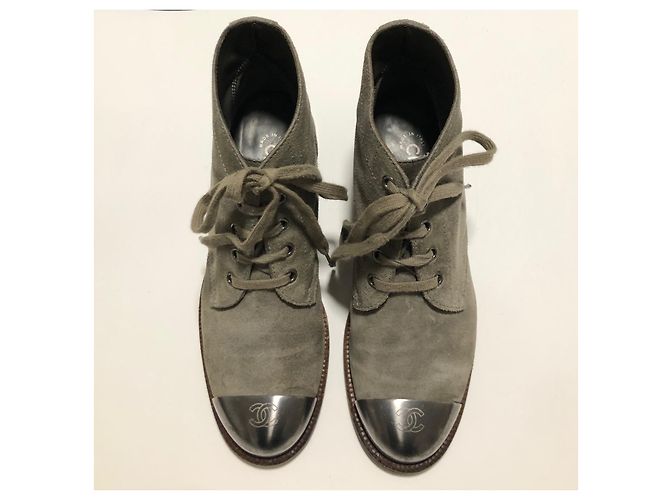 Stivali da combattimento Chanel in scamosciato grigio con logo CC Silver hardware - vista 2