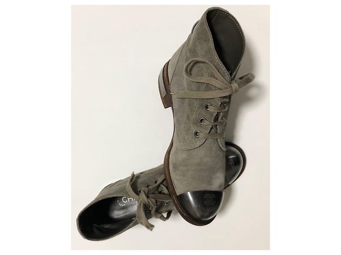 Stivali da combattimento Chanel in scamosciato grigio con logo CC Silver hardware - vista 20