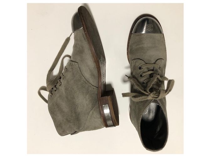 Stivali da combattimento Chanel in scamosciato grigio con logo CC Silver hardware - vista 3