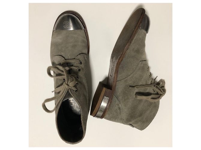 Stivali da combattimento Chanel in scamosciato grigio con logo CC Silver hardware - vista 4