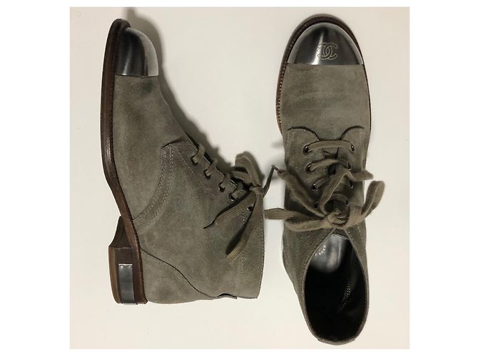 Stivali da combattimento Chanel in scamosciato grigio con logo CC Silver hardware - vista 5