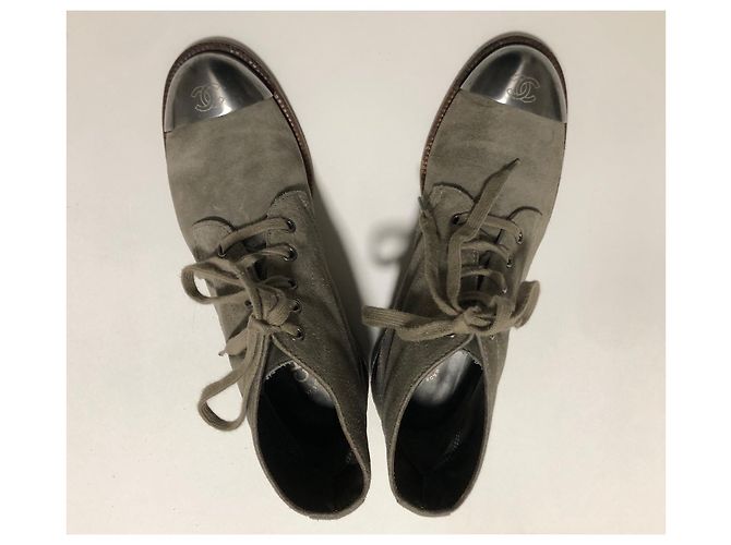 Stivali da combattimento Chanel in scamosciato grigio con logo CC Silver hardware - vista 6