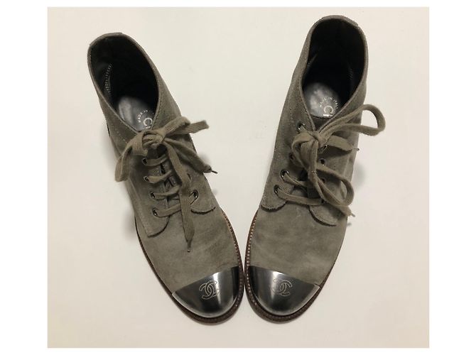 Stivali da combattimento Chanel in scamosciato grigio con logo CC Silver hardware - vista 7