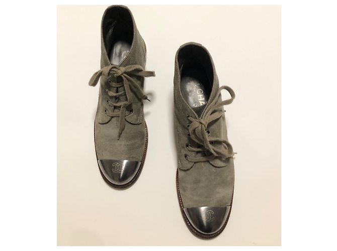 Stivali da combattimento Chanel in scamosciato grigio con logo CC Silver hardware - vista 8