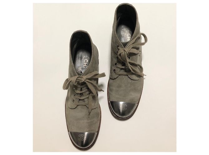 Stivali da combattimento Chanel in scamosciato grigio con logo CC Silver hardware - vista 9
