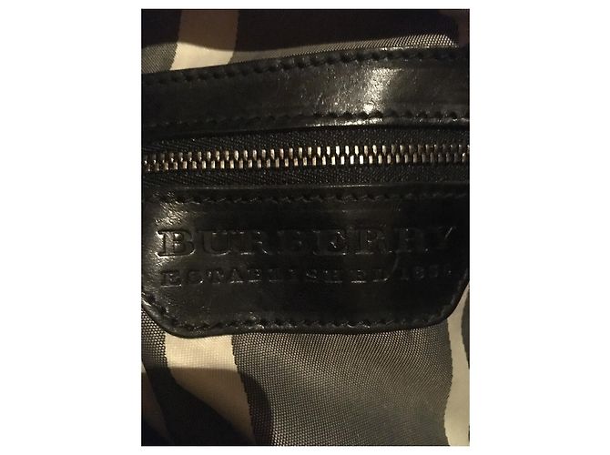 Borsa Burberry in pelle martellata nera con tracolla Nero - vista 18