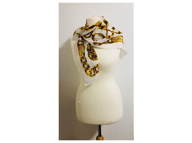 Chanel 31 Sciarpa con medaglione a catena dorata rue Cambon Bianco D'oro - vista 17