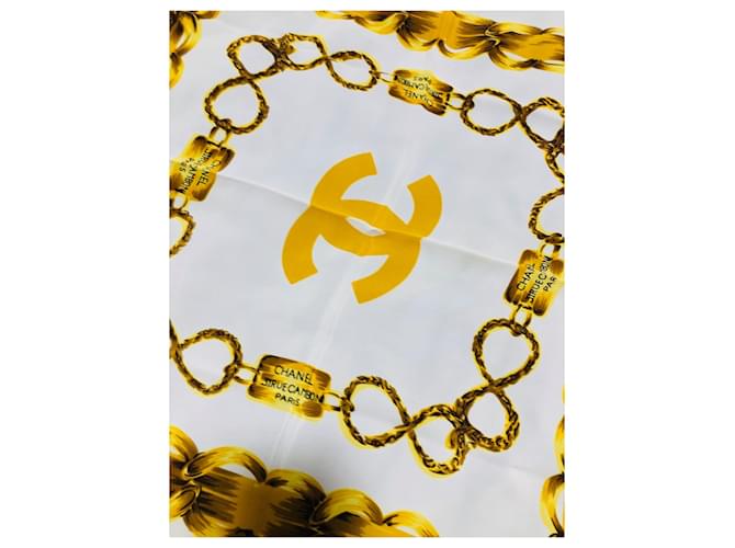 Chanel 31 Sciarpa con medaglione a catena dorata rue Cambon Bianco D'oro - vista 2