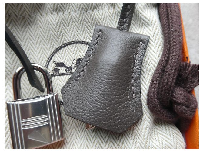 clochette , nuova cerniera e lucchetto Hermès per la borsa per la polvere Hermès Grigio - vista 2
