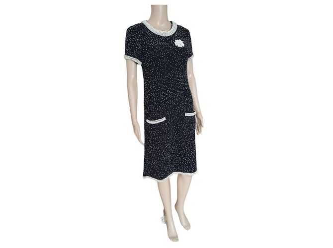 Chanel schwarzes Kaschmirkleid mit Perlen - Ansicht 2