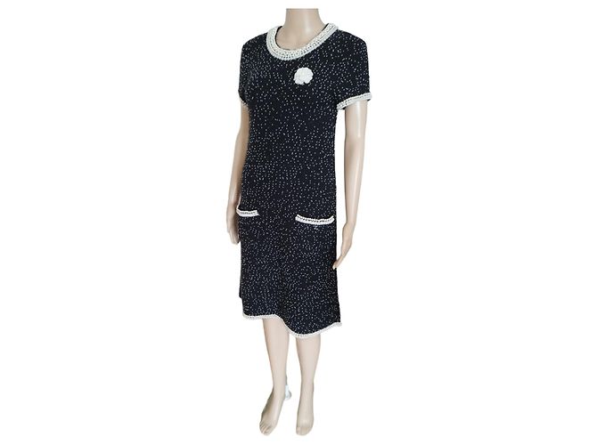 Chanel schwarzes Kaschmirkleid mit Perlen - Ansicht 6