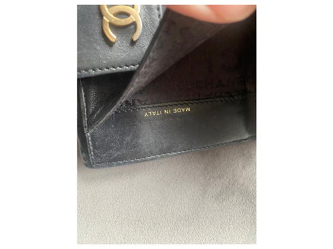 Portefeuille compact Chanel Lucky Symbols en cuir d'agneau noir - vue 12
