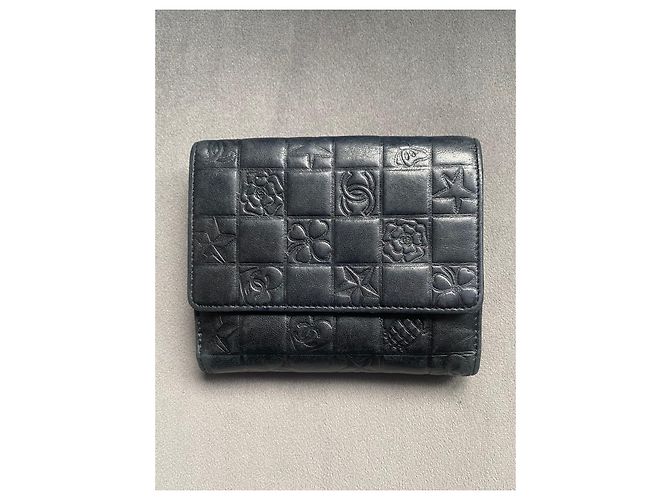 Portefeuille compact Chanel Lucky Symbols en cuir d'agneau noir - vue 2