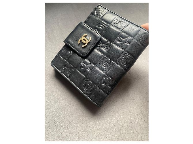Portefeuille compact Chanel Lucky Symbols en cuir d'agneau noir - vue 3