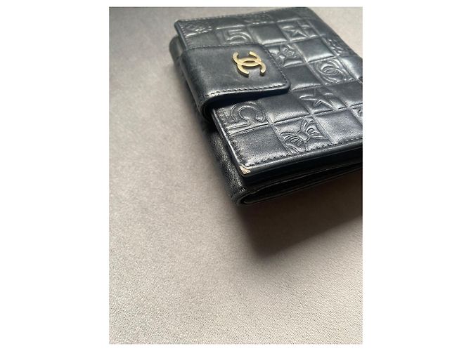 Portefeuille compact Chanel Lucky Symbols en cuir d'agneau noir - vue 4