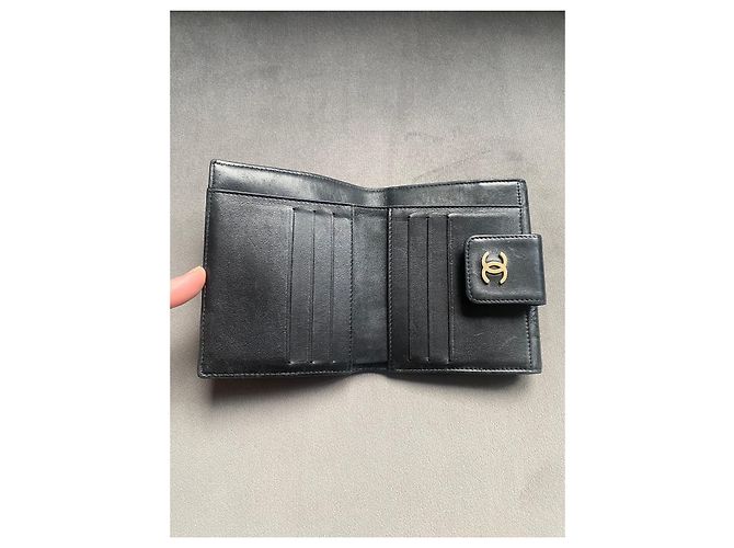 Portefeuille compact Chanel Lucky Symbols en cuir d'agneau noir - vue 6