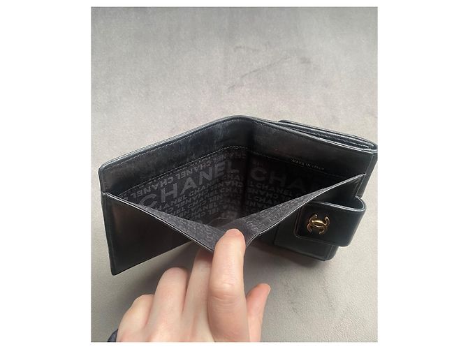 Portefeuille compact Chanel Lucky Symbols en cuir d'agneau noir - vue 8