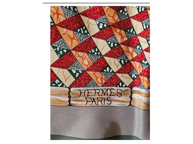 Sciarpa Hermès Trophees De Venise in seta verde oliva - vista 2