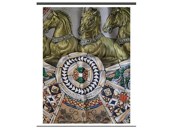 Sciarpa Hermès Trophees De Venise in seta verde oliva - vista 3