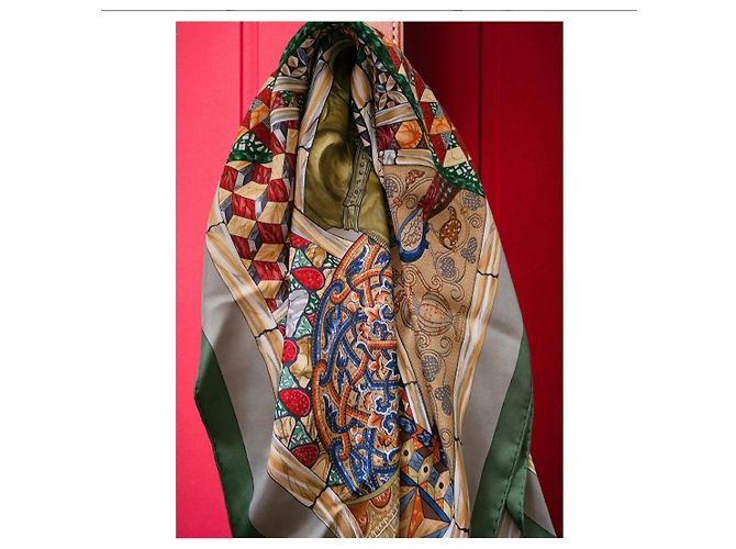 Sciarpa Hermès Trophees De Venise in seta verde oliva - vista 7