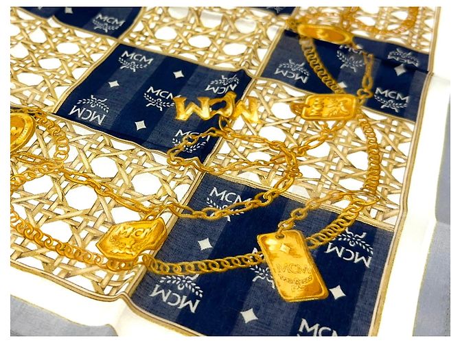Lenço bandana MCM feminino algodão dourado azul escuro cinza logoprint - vista 2