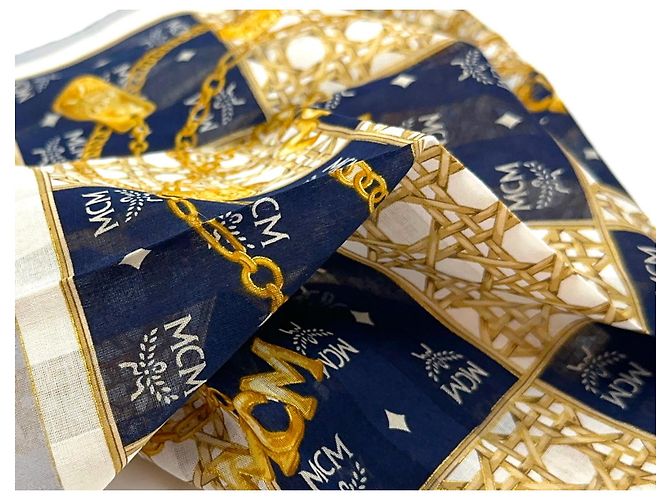 Lenço bandana MCM feminino algodão dourado azul escuro cinza logoprint - vista 4
