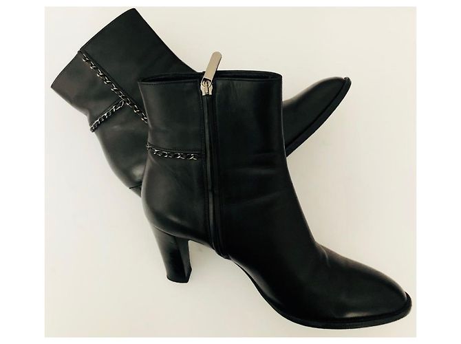 Botines Chanel con cadena de cuero negro - vista 11
