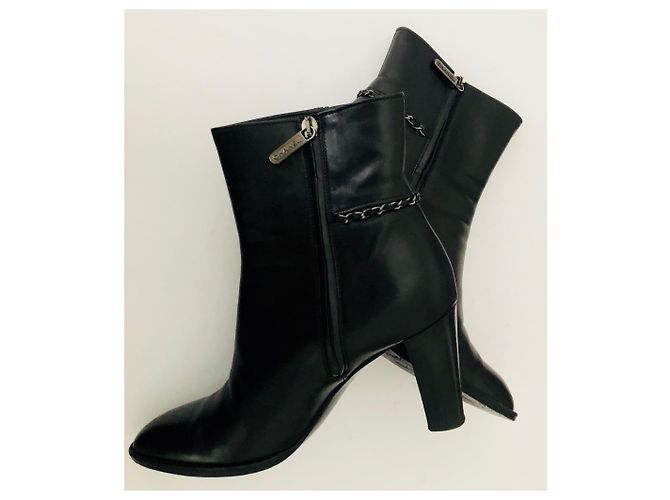 Botines Chanel con cadena de cuero negro - vista 15