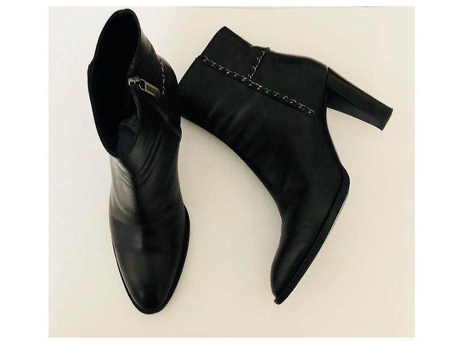 Botines Chanel con cadena de cuero negro - vista 16
