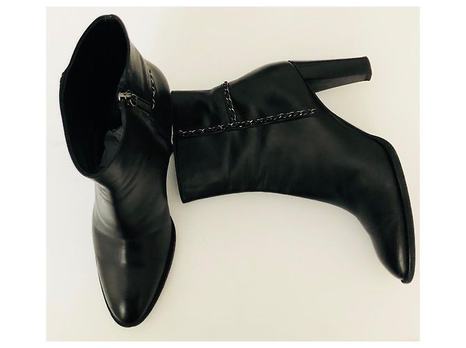 Botines Chanel con cadena de cuero negro - vista 2
