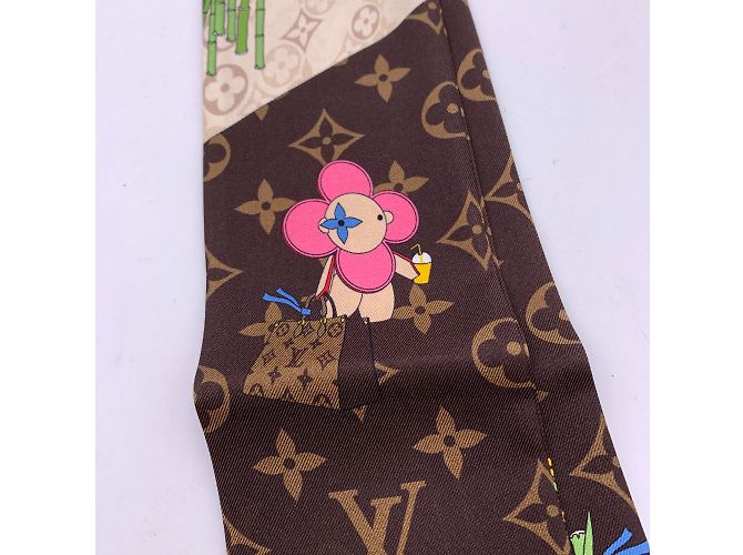 Vivienne Louis Vuitton Sciarpa a fascia da muro cinese con monogramma marrone in seta illustrata Multicolore - vista 2