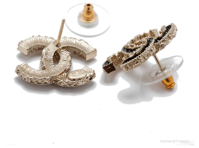 Chanel Große goldene CC-Ohrstecker aus schwarzer Emaille - Ansicht 3