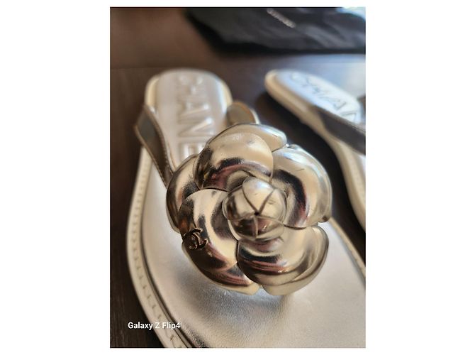 Cambon Chanel Sandali infradito con l'iconica camelia. Suola bianca taglia francese 40.5 Argento - vista 2