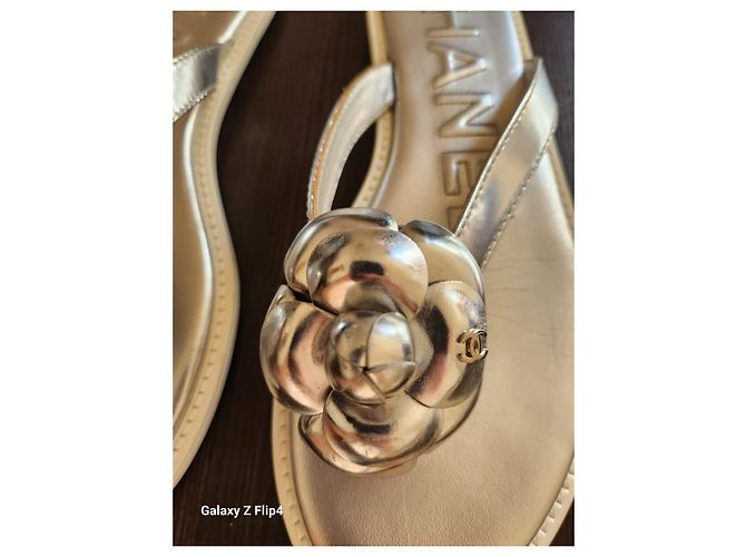 Cambon Chanel Sandali infradito con l'iconica camelia. Suola bianca taglia francese 40.5 Argento - vista 3