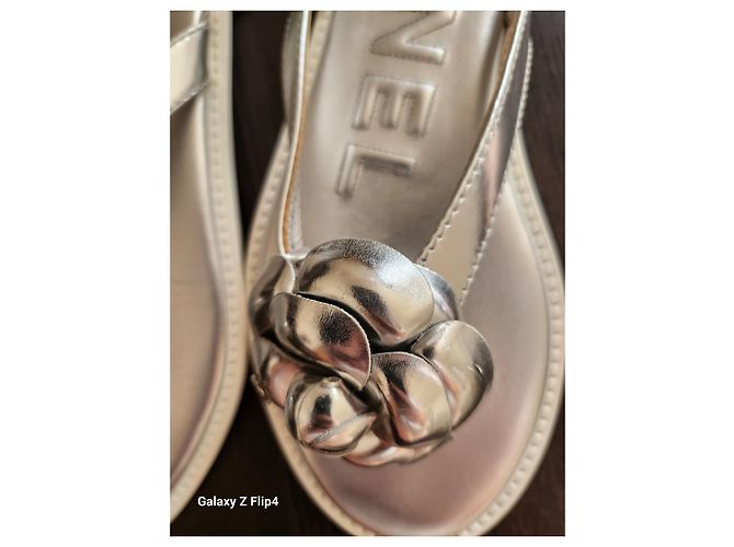 Cambon Chanel Sandali infradito con l'iconica camelia. Suola bianca taglia francese 40.5 Argento - vista 4