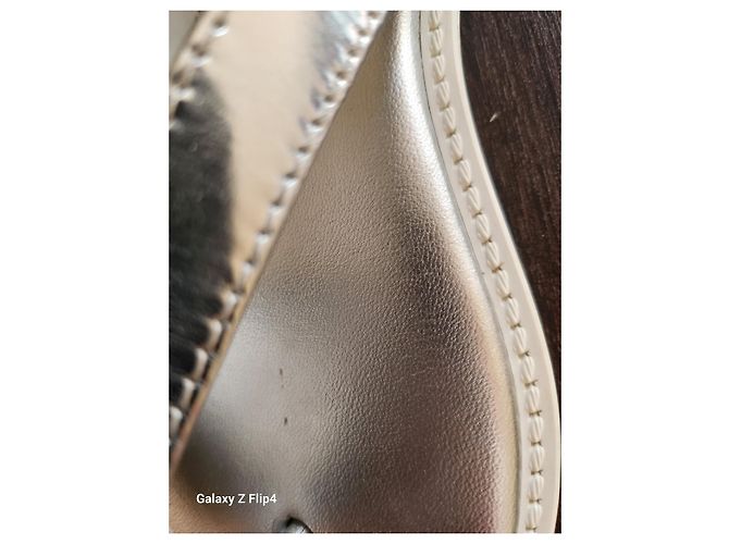 Cambon Chanel Sandali infradito con l'iconica camelia. Suola bianca taglia francese 40.5 Argento - vista 7