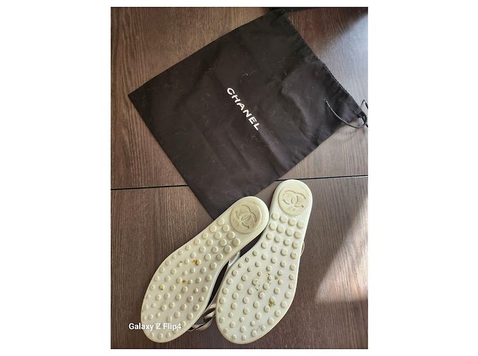 Cambon Chanel Sandali infradito con l'iconica camelia. Suola bianca taglia francese 40.5 Argento - vista 8