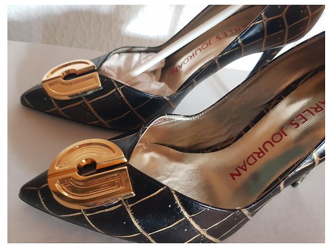 Charles Jourdan Pumps aus schwarzem Leder mit 19 cm Absatz Gold hardware - Ansicht 2