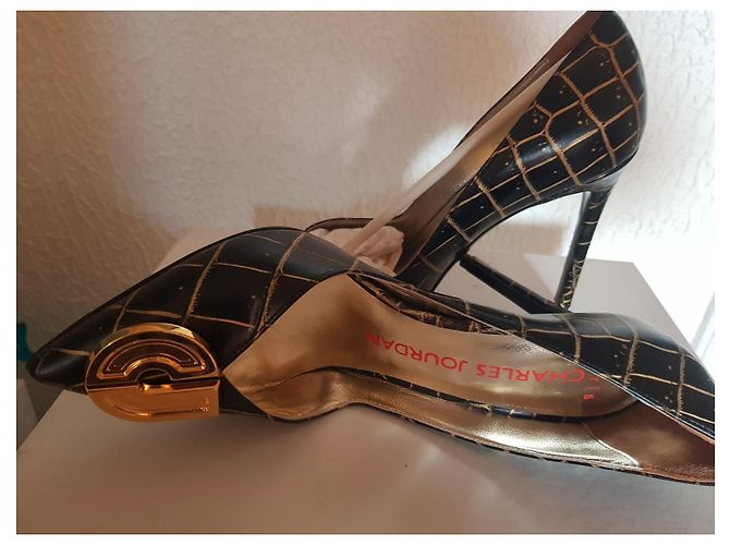 Charles Jourdan Pumps aus schwarzem Leder mit 19 cm Absatz Gold hardware - Ansicht 3