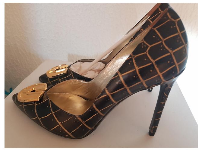 Charles Jourdan Pumps aus schwarzem Leder mit 19 cm Absatz Gold hardware - Ansicht 4