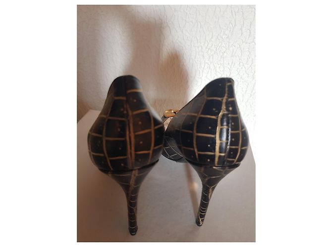 Charles Jourdan Pumps aus schwarzem Leder mit 19 cm Absatz Gold hardware - Ansicht 7