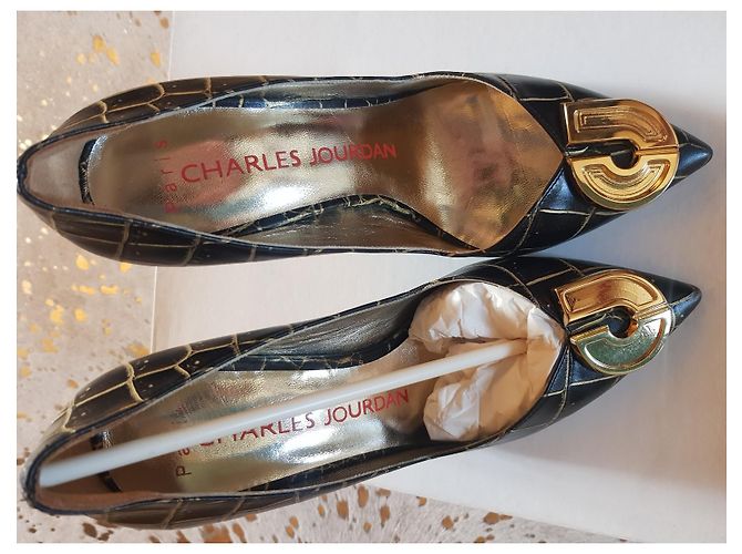 Charles Jourdan Pumps aus schwarzem Leder mit 19 cm Absatz Gold hardware - Ansicht 8