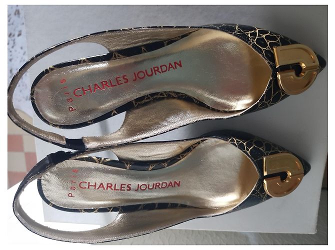 Décolleté con cinturino in pelle nera Charles Jourdan Nero Gold hardware - vista 10