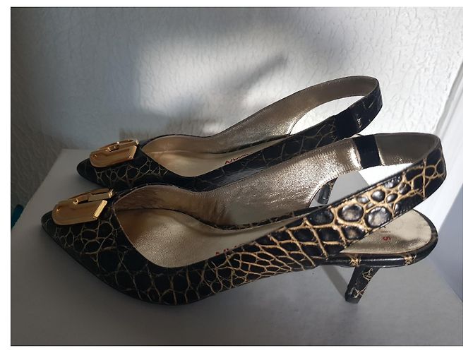 Décolleté con cinturino in pelle nera Charles Jourdan Nero Gold hardware - vista 3