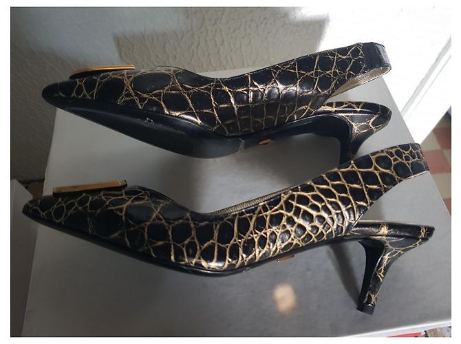 Décolleté con cinturino in pelle nera Charles Jourdan Nero Gold hardware - vista 5